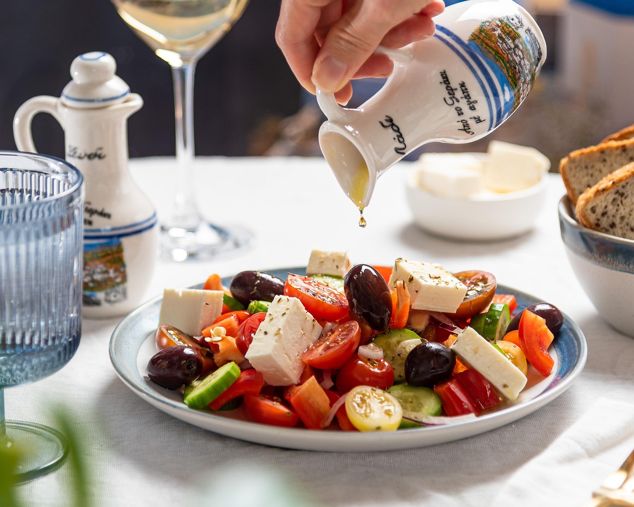 Salade d'été colorée : légumes frais, graines et herbes
